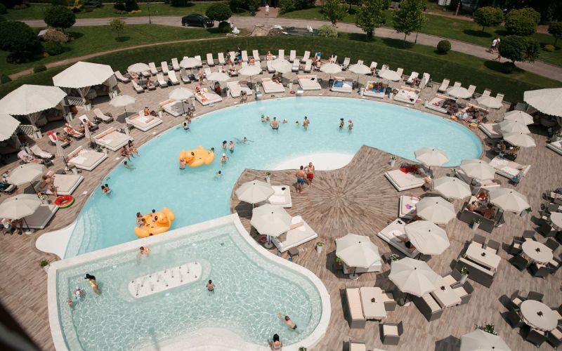 Готельно-ресторанний комплекс "Bartolomeo Best River Resort" (вул. Набережна Перемоги, 9б). Рейтинг в Google maps - 4,5